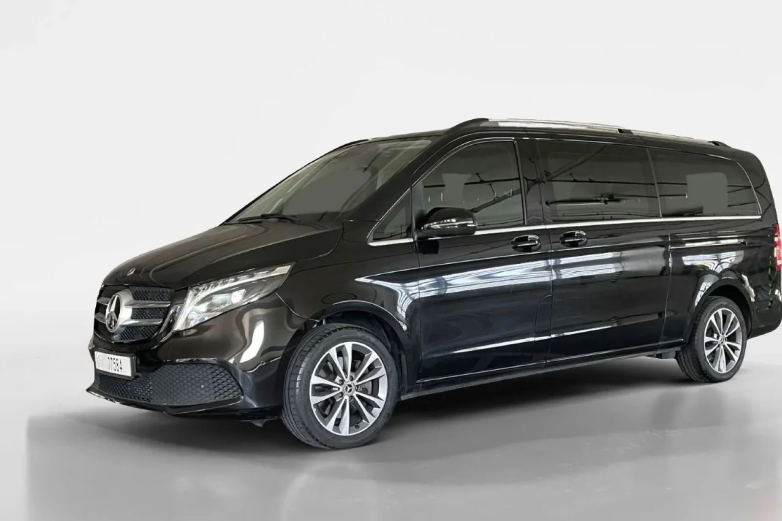 Loyer Mercedes-Benz V-Class 250 Noir 2024 en Dubai