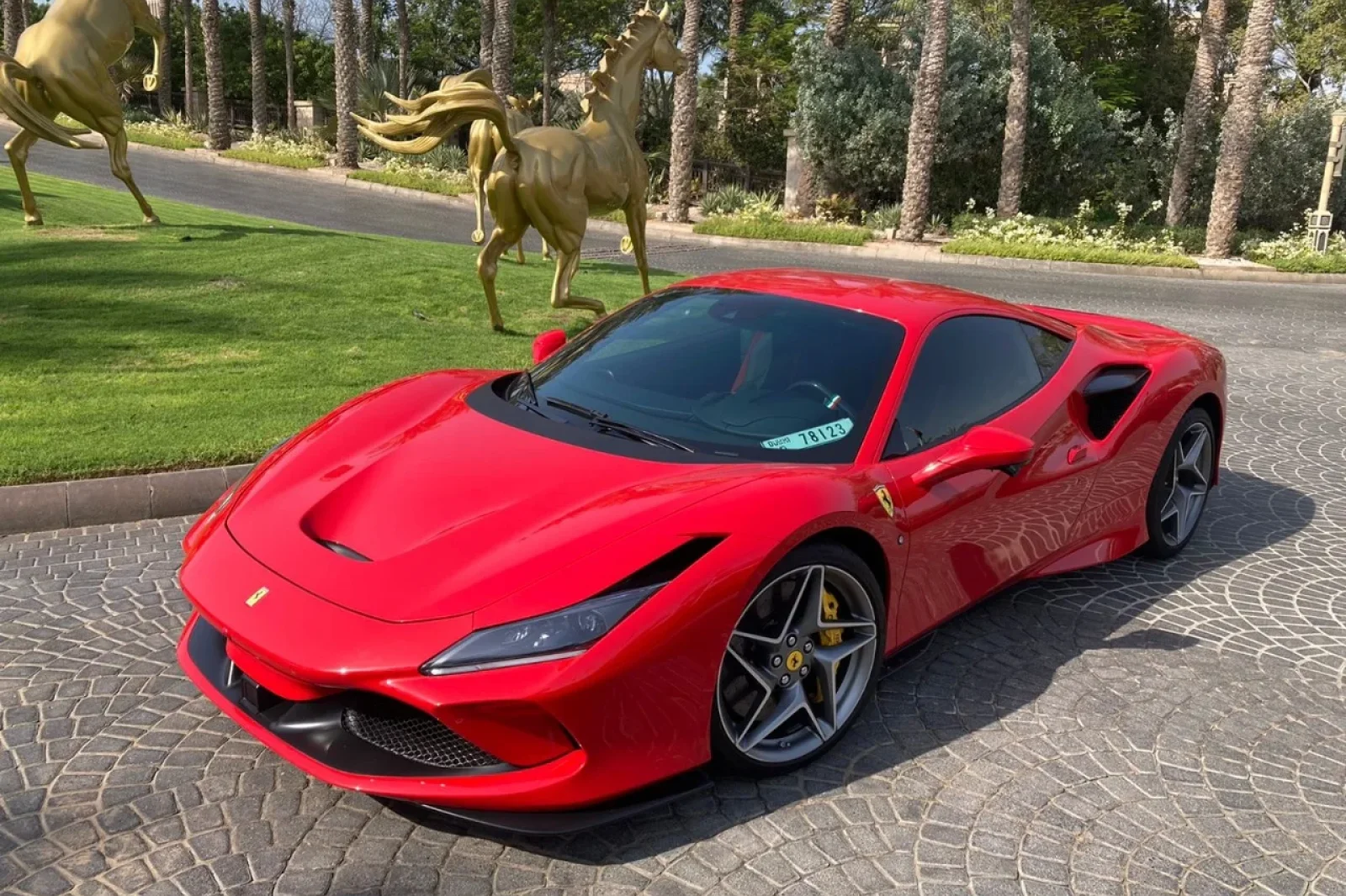 Miete Ferrari F8 Spider  Rot 2023 in der Dubai