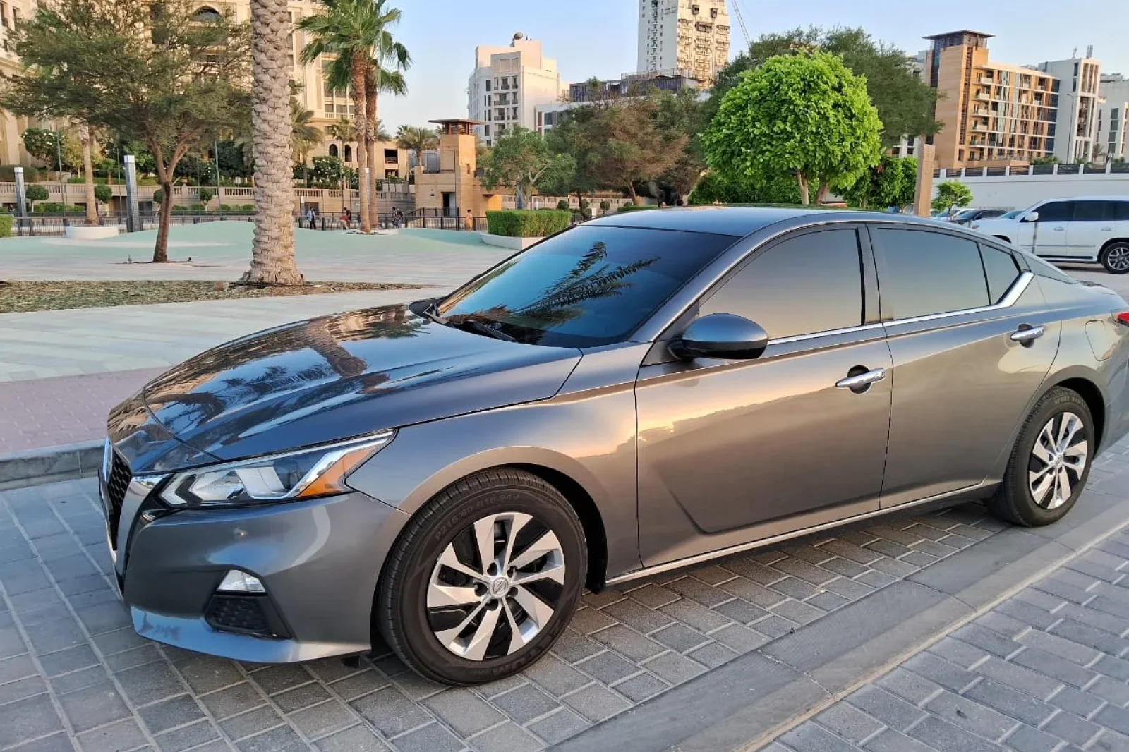 Miete Nissan Altima SE Grau 2019 in der Dubai