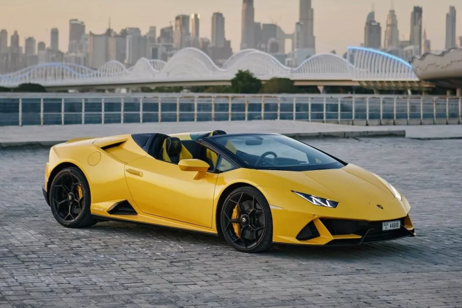 Miete Lamborghini Huracan Evo Spyder Gelb 2021 in der Dubai