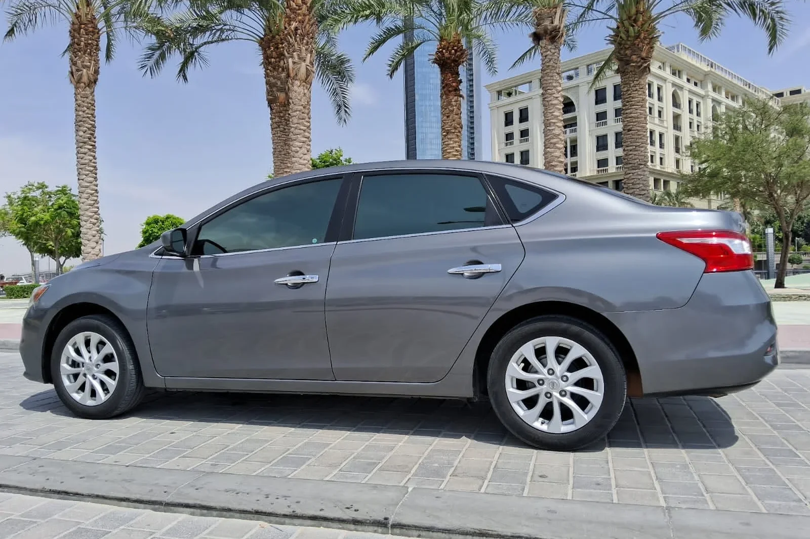 Loyer Nissan Sentra SV Gris 2019 en Dubai