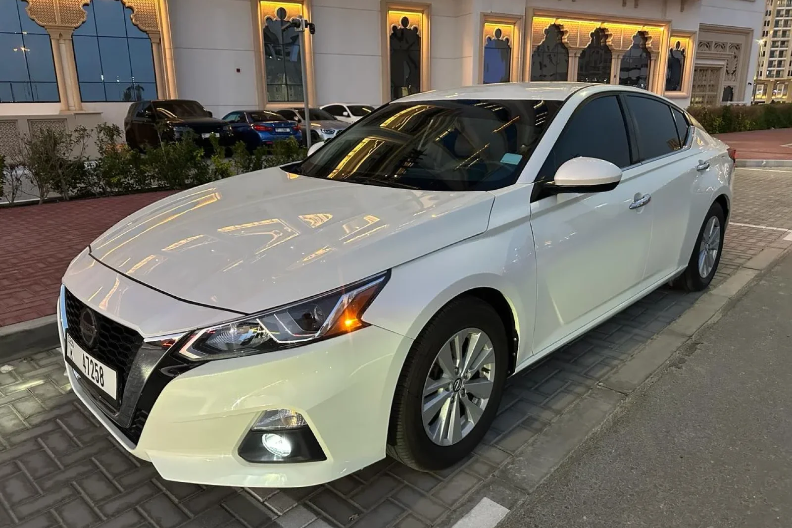 Miete Nissan Altima  Weiß 2019 in der Dubai