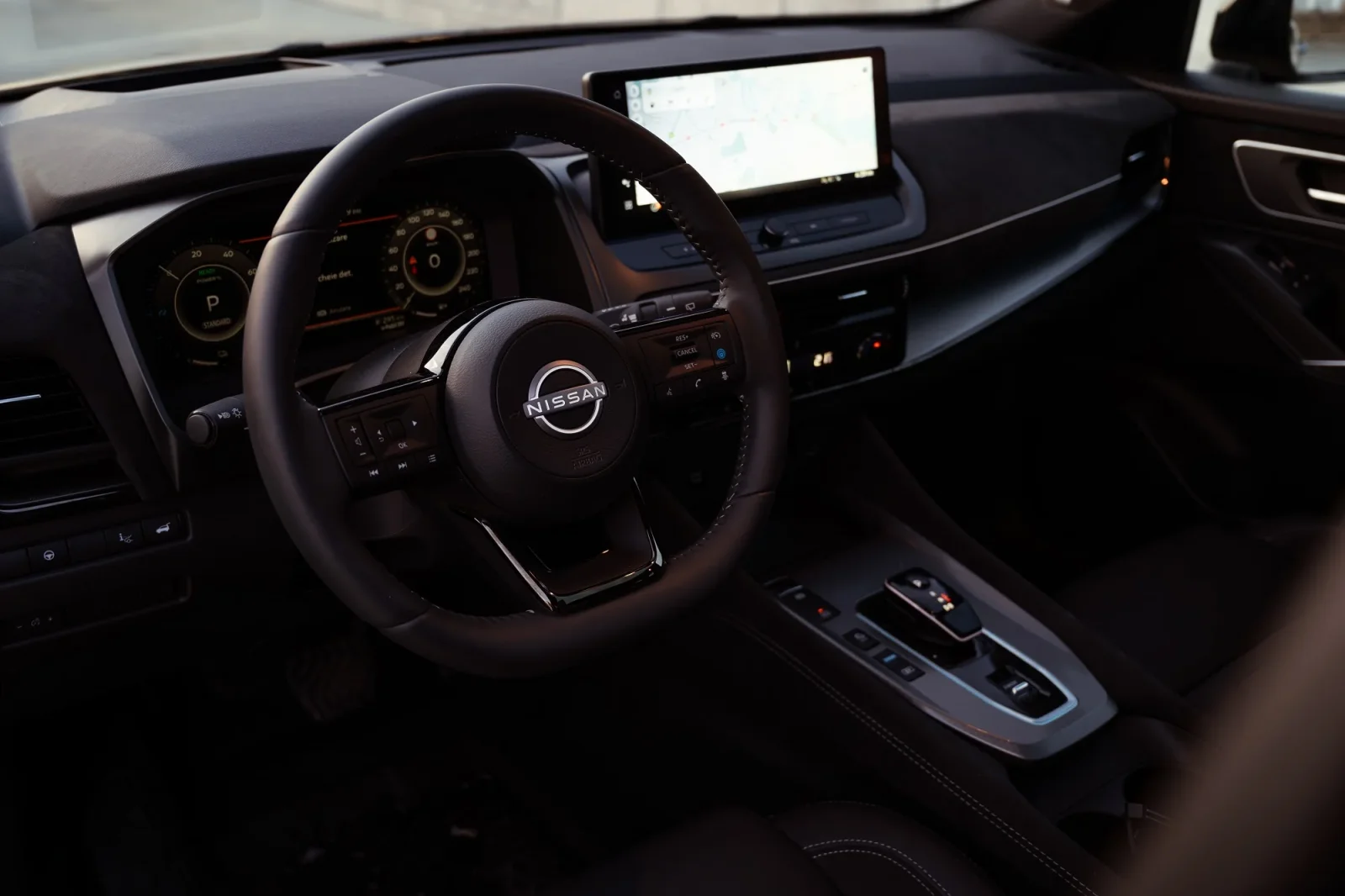 Huren Nissan Qashqai  Zwart 2024 in Dubai - 4 