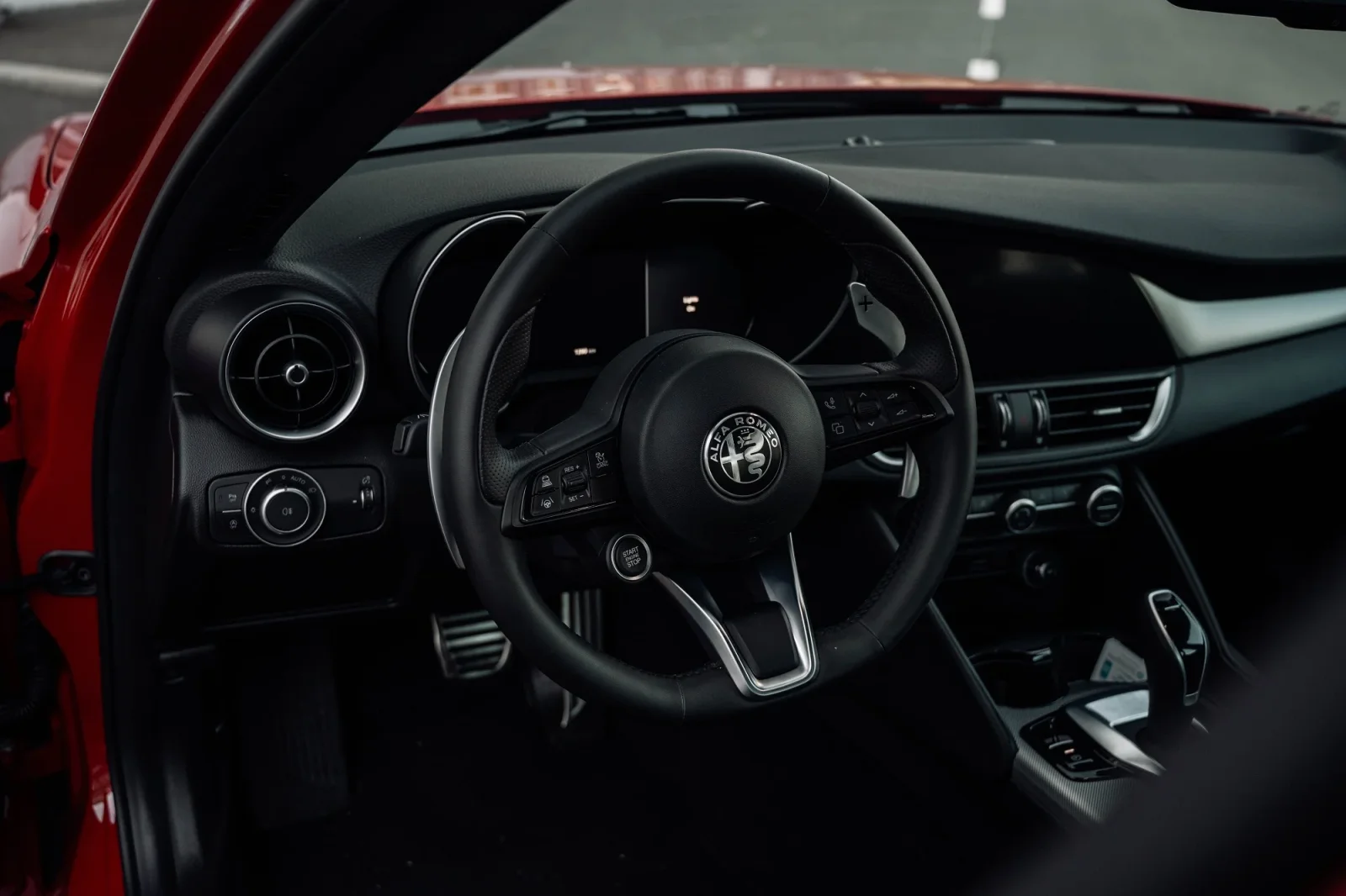 Affitto Alfa Romeo Giulia Facelift Rosso 2024 in Dubai - 3 