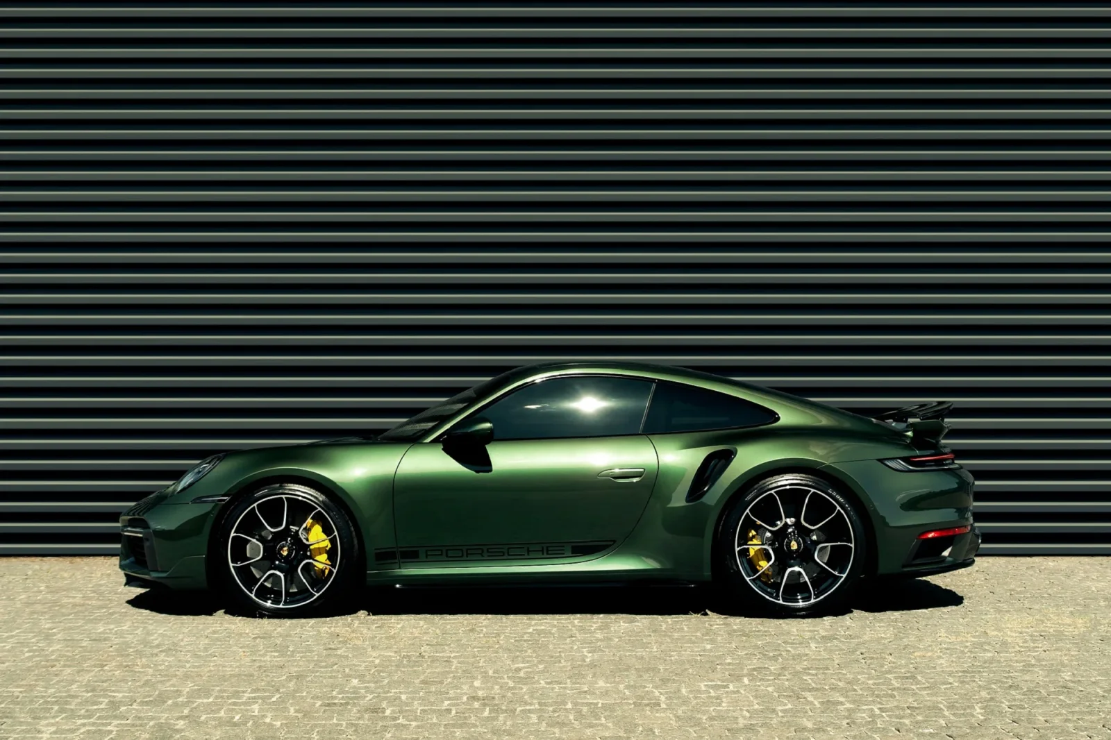 Huren Porsche 911 Turbo S (992) Groente 2024 in Dubai - 4 
