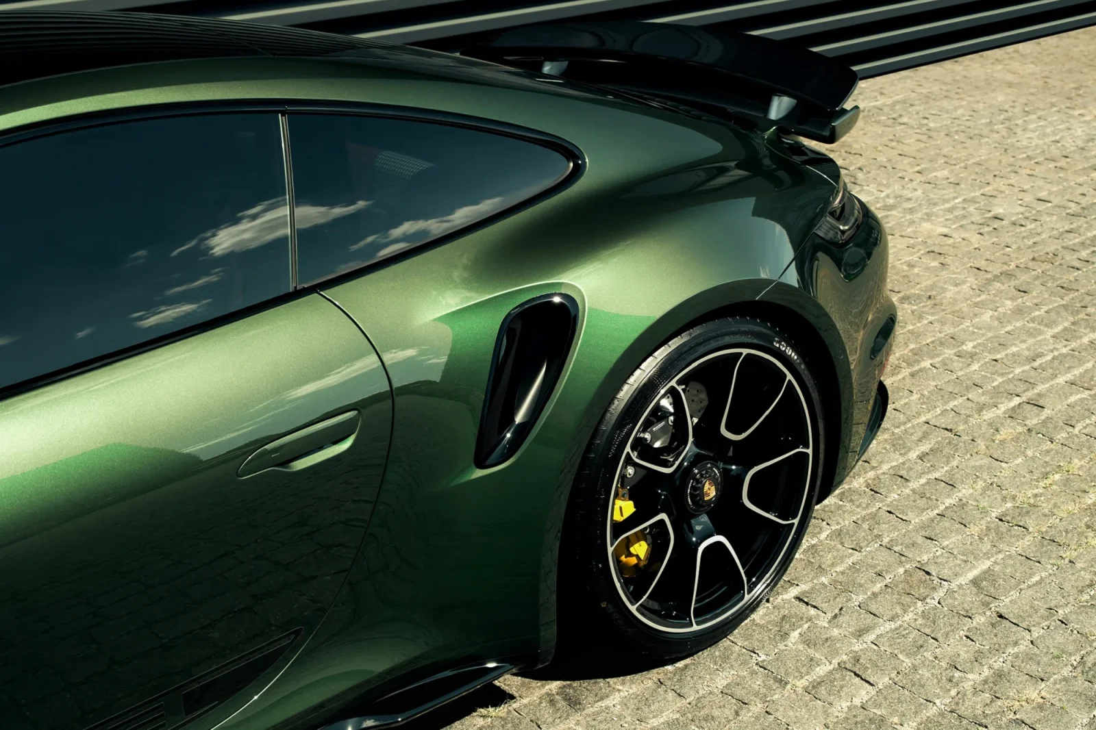 Huren Porsche 911 Turbo S (992) Groente 2024 in Dubai - 8 