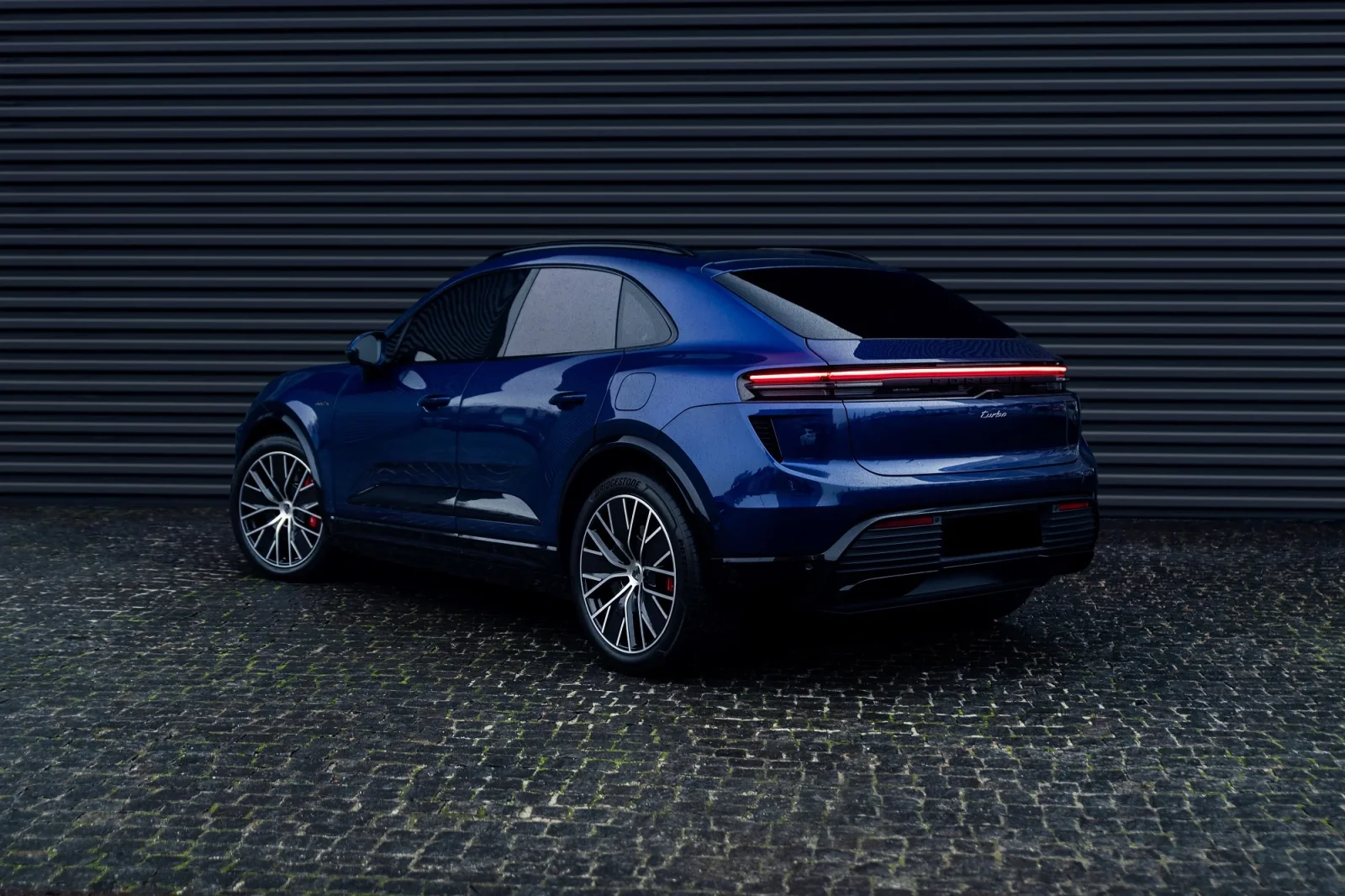 Affitto Porsche Macan Turbo Blu 2024 in Dubai - 8 