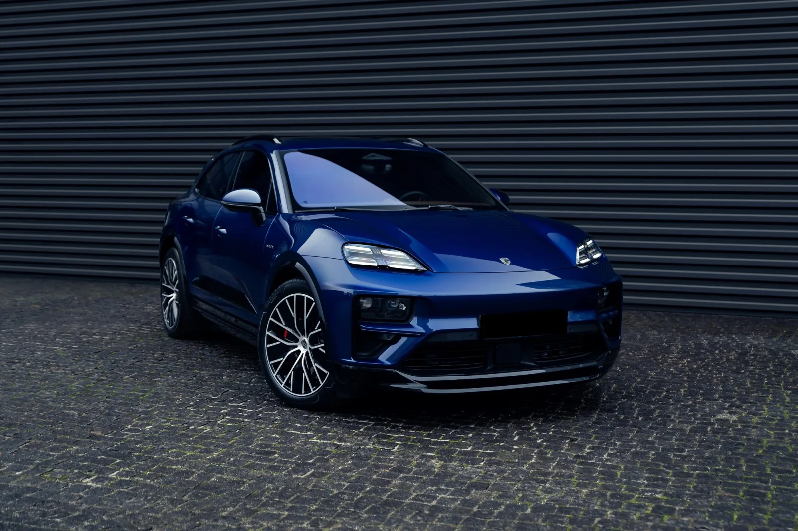 Affitto Porsche Macan Turbo Blu 2024 in Dubai