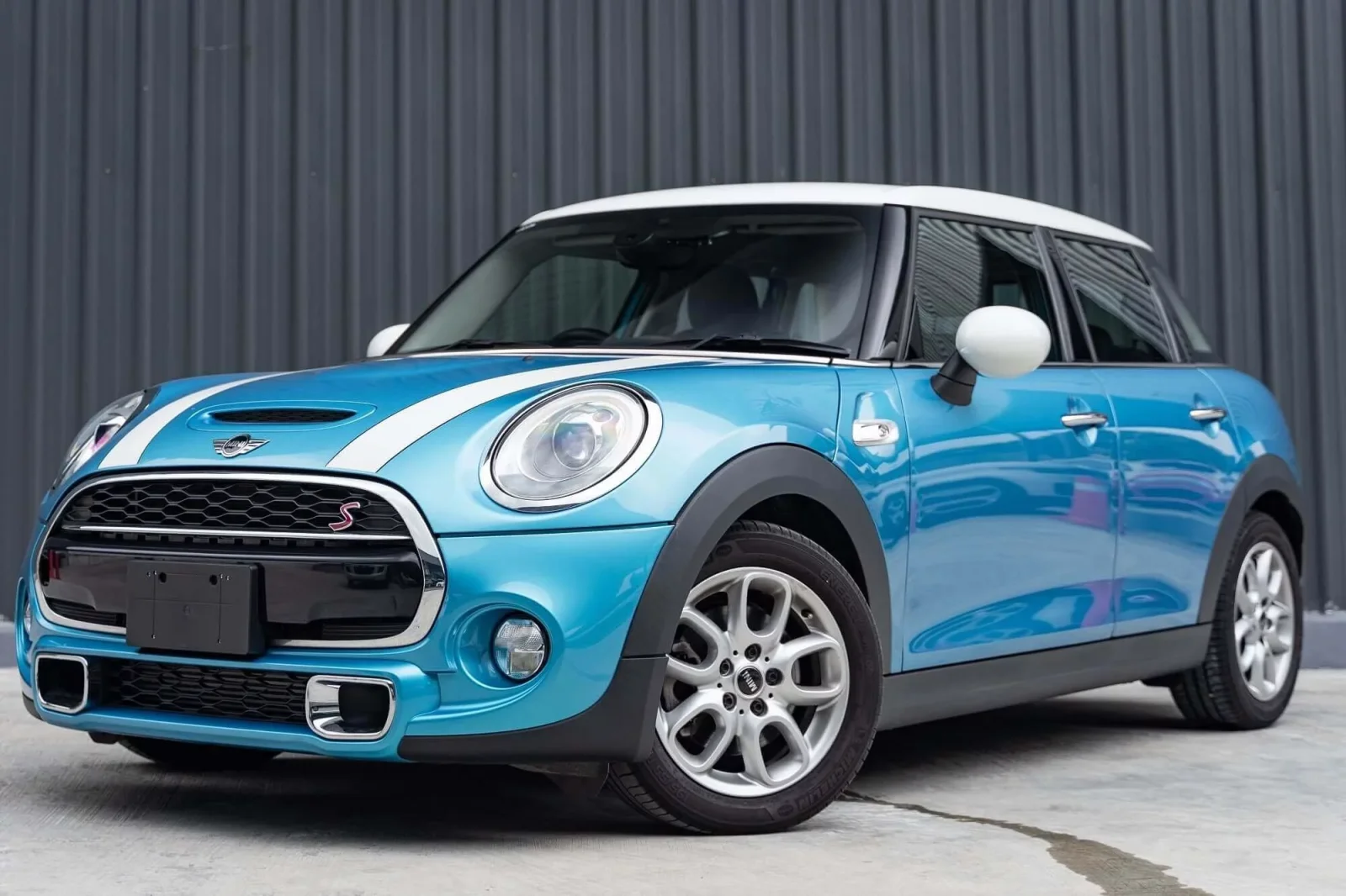 Miete Mini Cooper S Blau 2021 in der Dubai