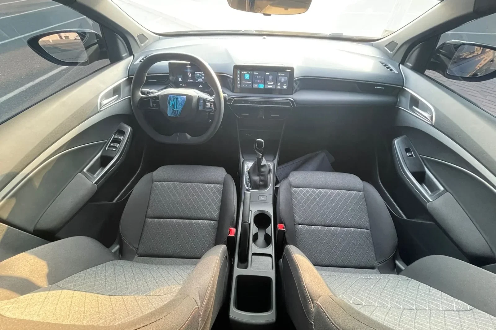 Miete MG 3  Schwarz 2025 in der Dubai - 3 