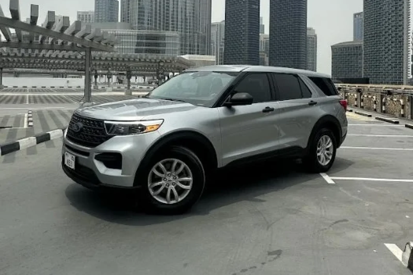 Miete Ford Explorer  Silber 2021 in der Dubai