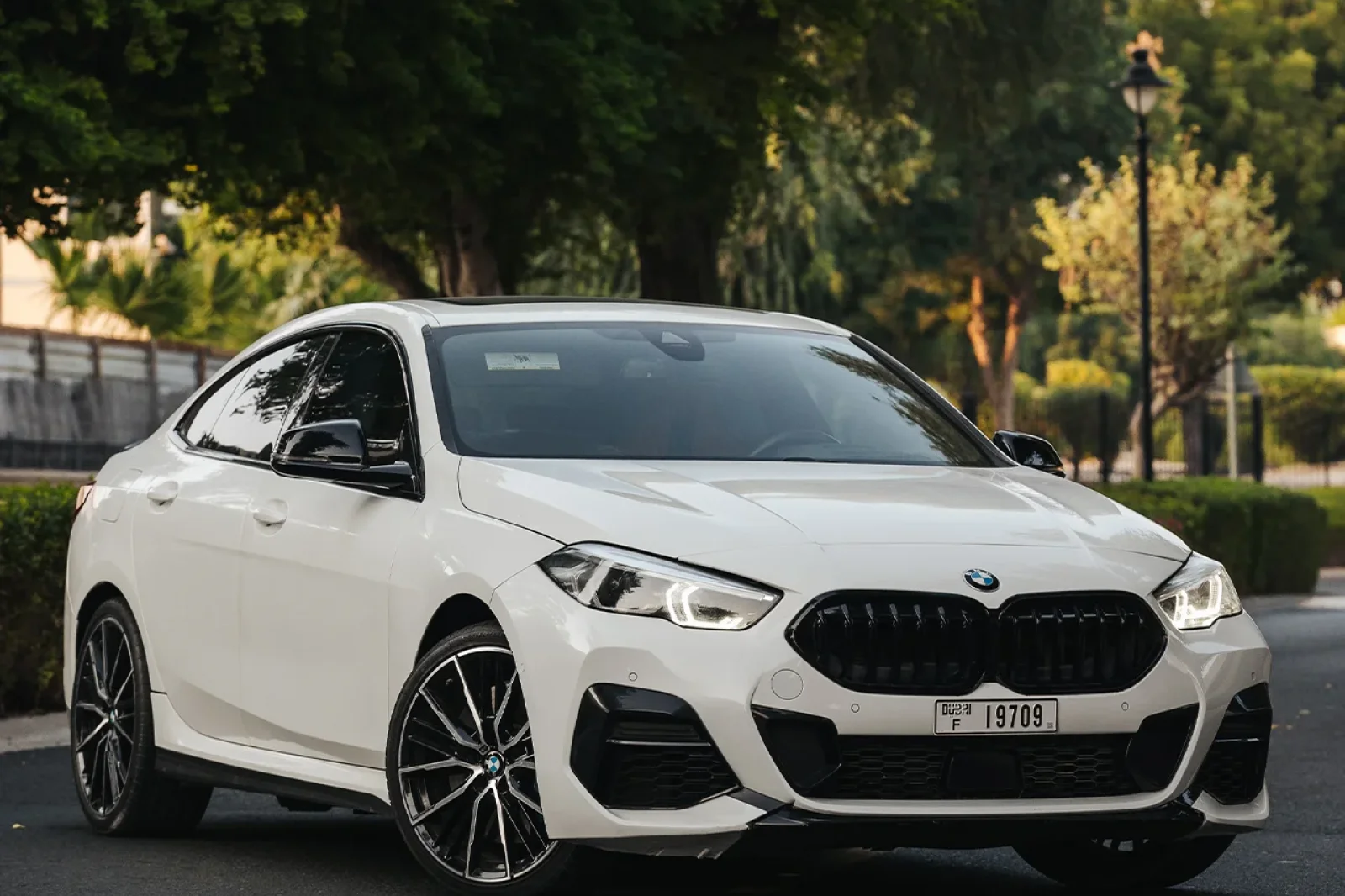 Alquiler BMW M2 235i Blanco 2022 en Dubái