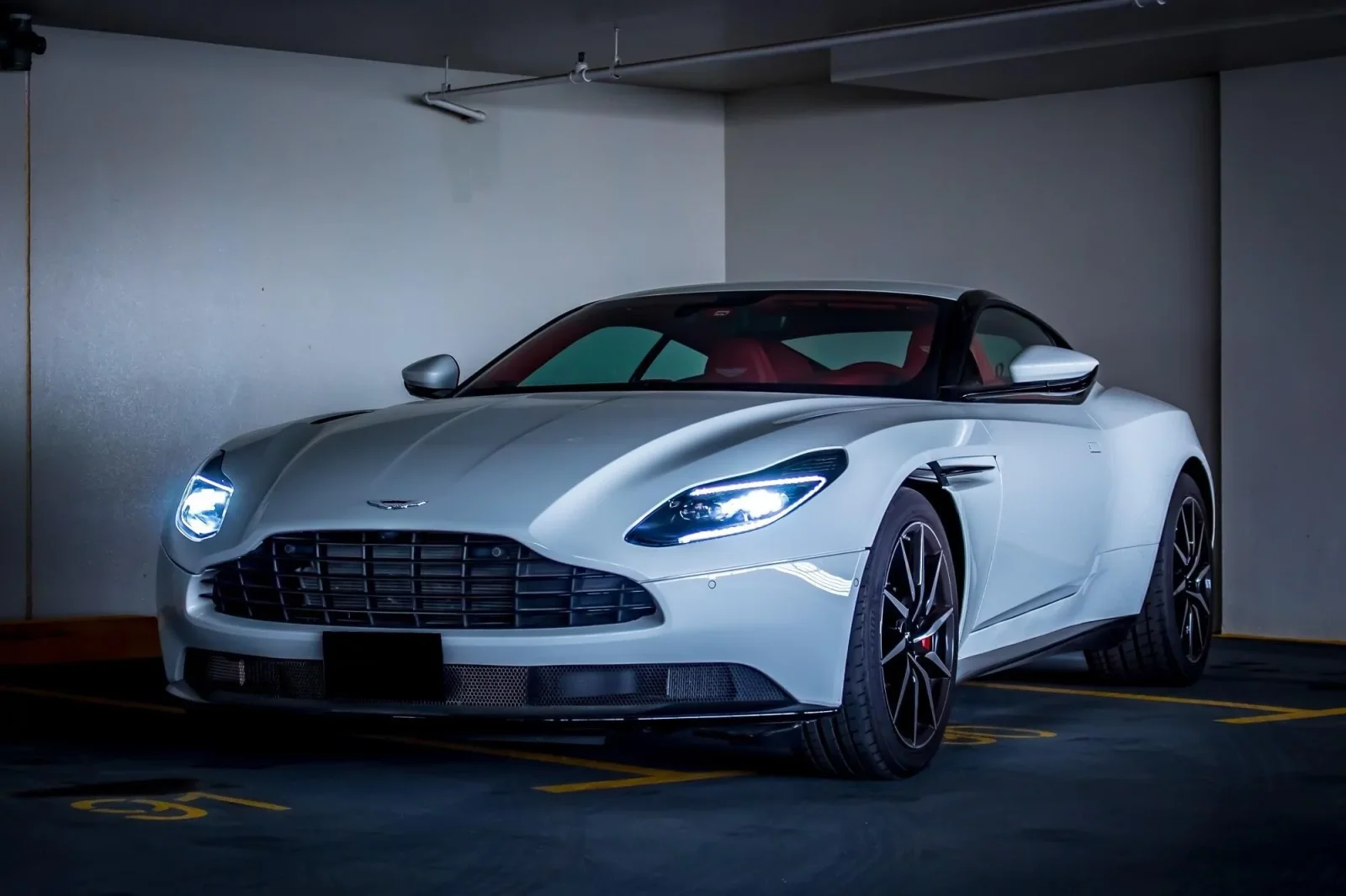 Alquiler Aston Martin DB11  Blanco 2021 en Dubái