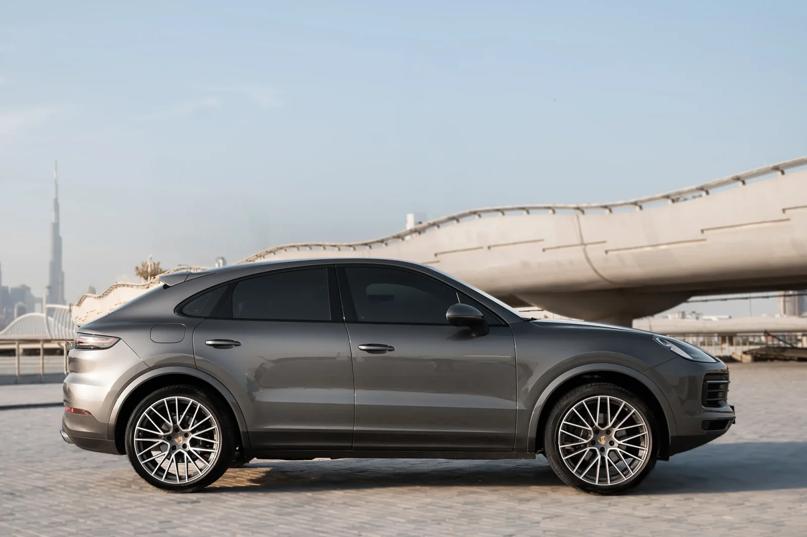 Loyer Porsche Cayenne  Gris 2023 en Dubai - 13 