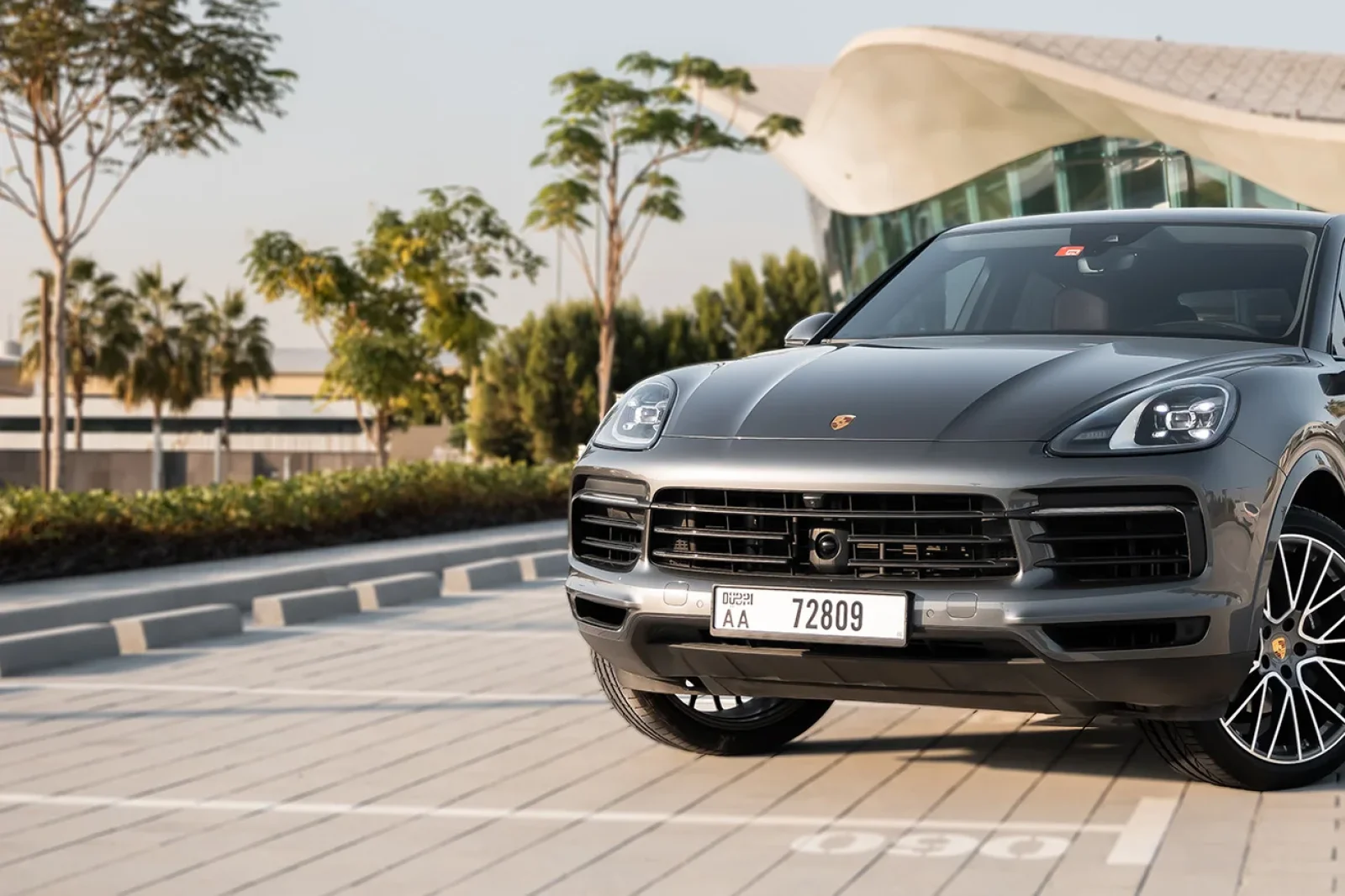 Loyer Porsche Cayenne  Gris 2023 en Dubai - 3 