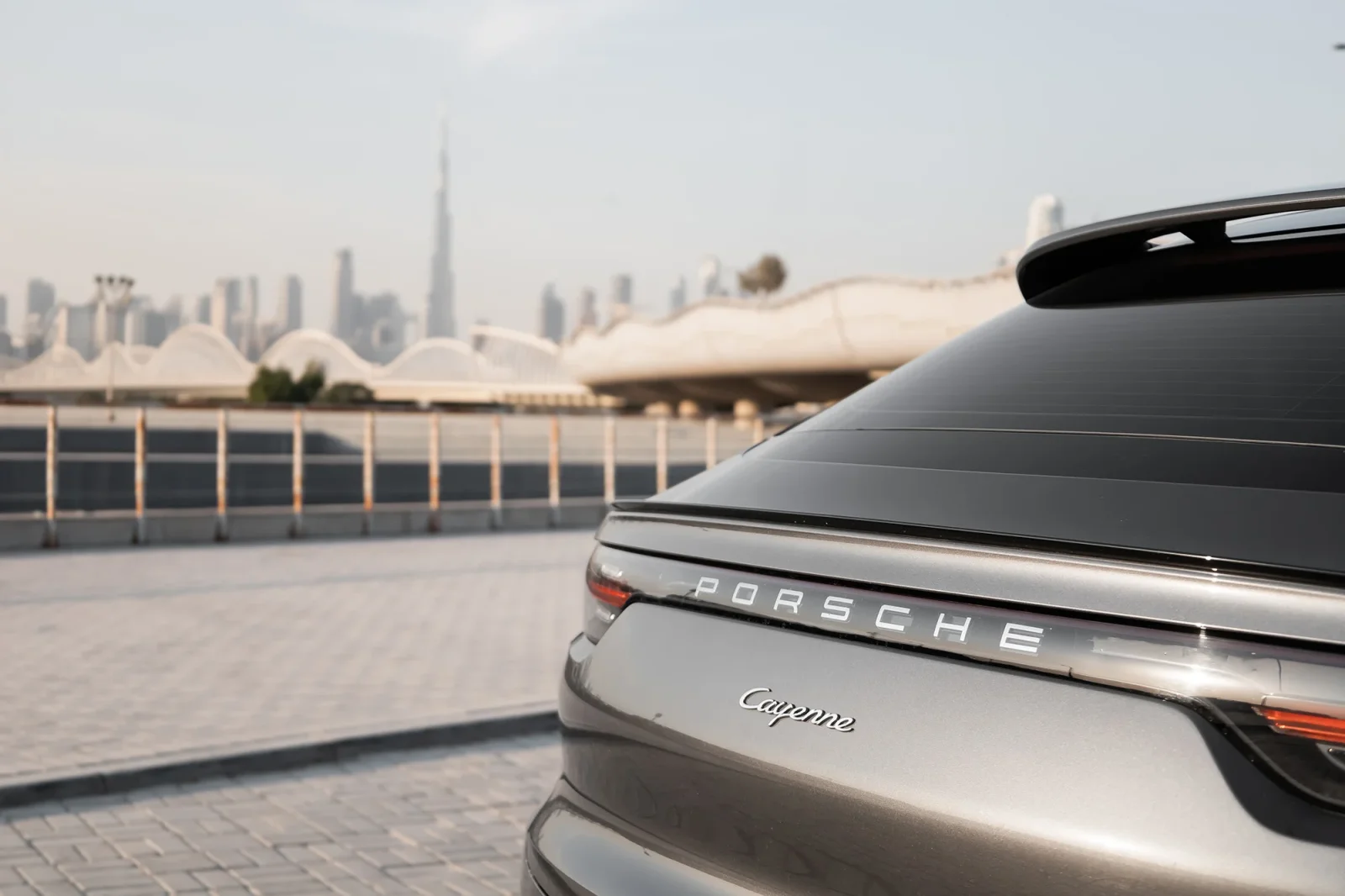 Loyer Porsche Cayenne  Gris 2023 en Dubai - 15 