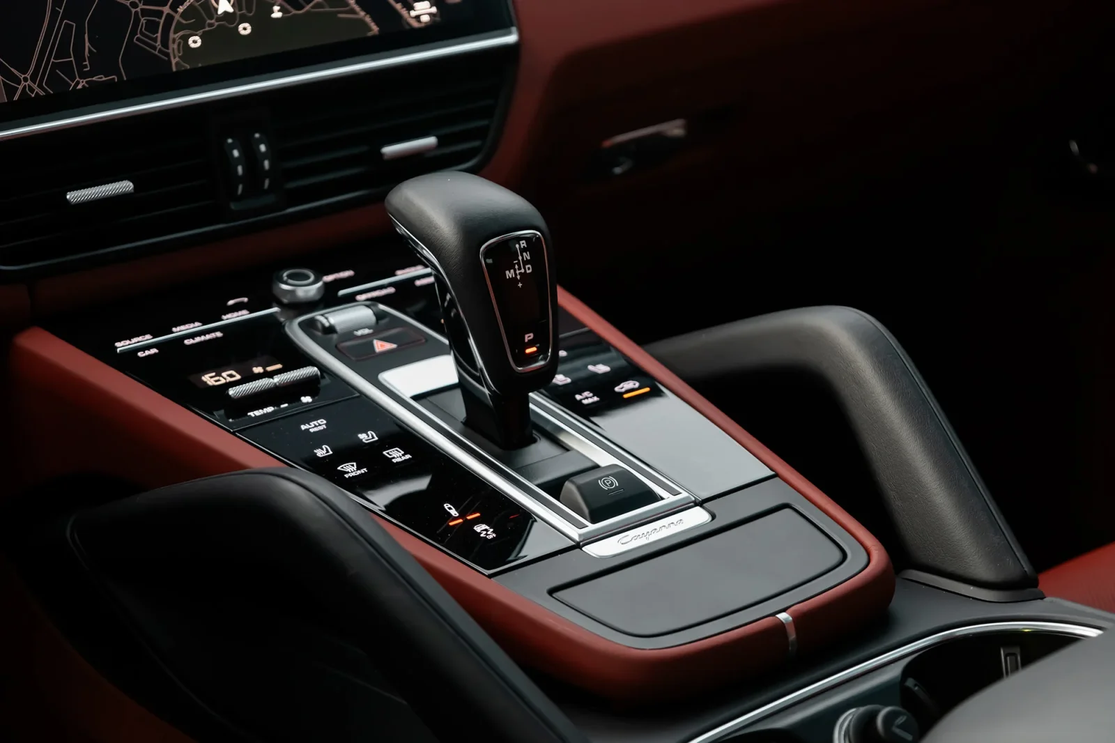 Loyer Porsche Cayenne  Gris 2023 en Dubai - 8 