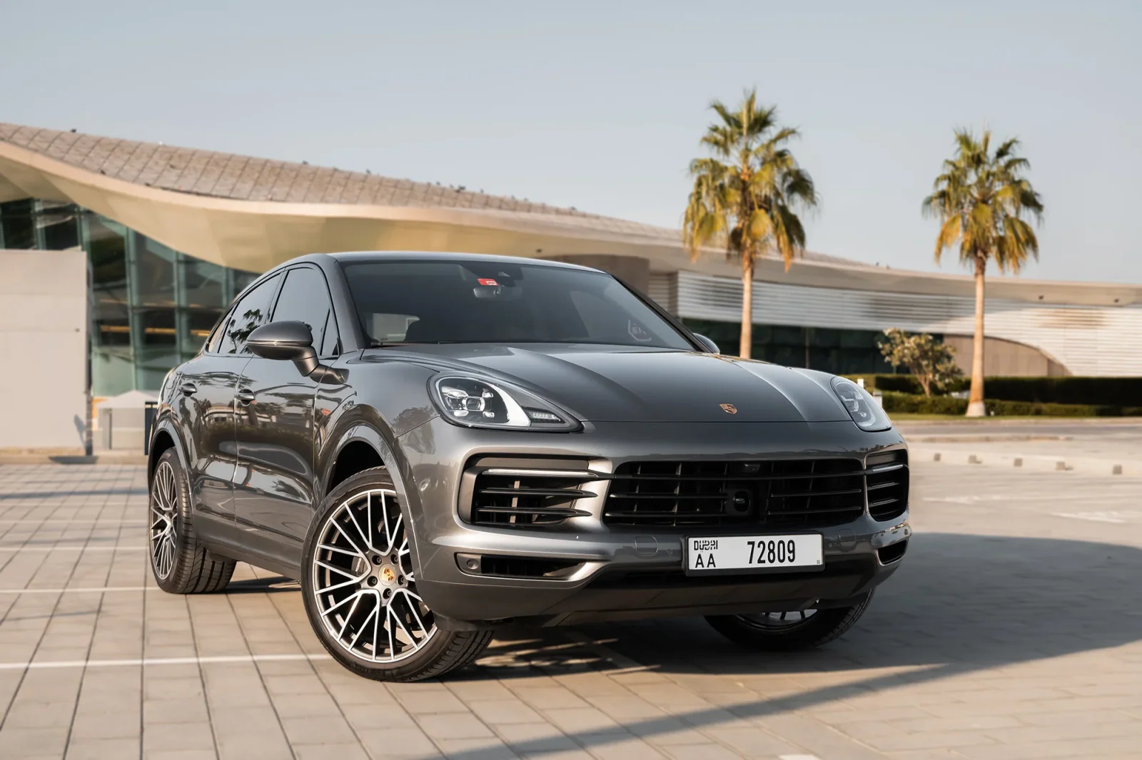 Kiralık Porsche Cayenne  Gri 2023 içinde Dubai