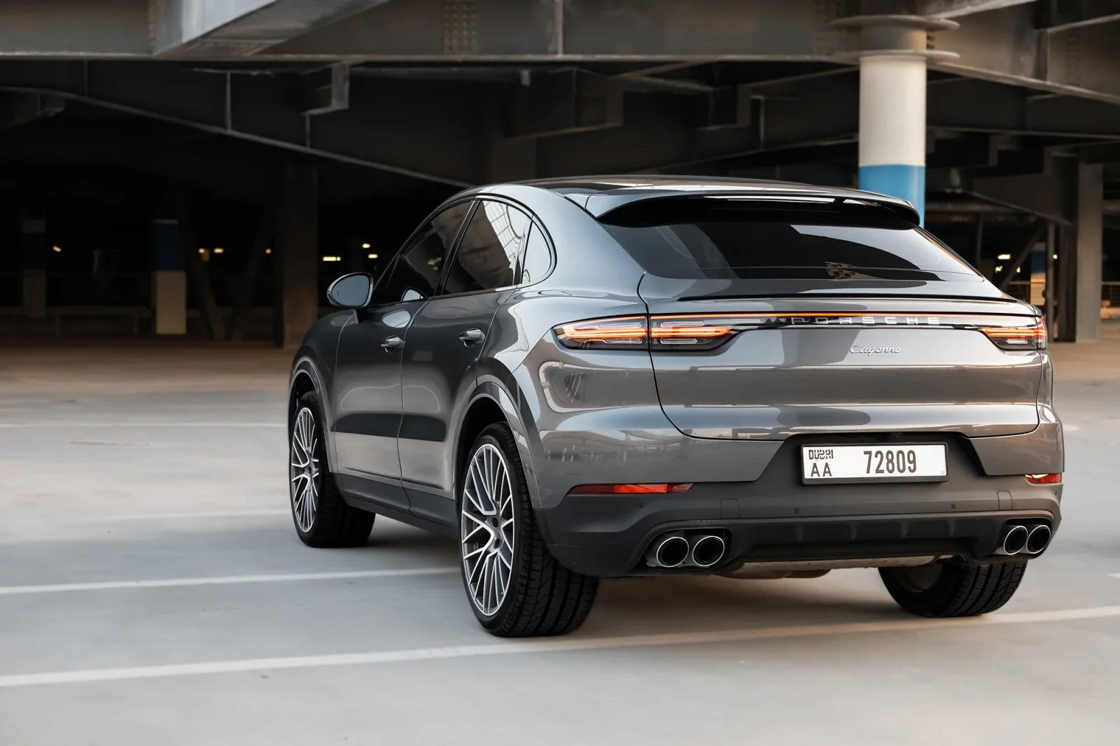 Loyer Porsche Cayenne  Gris 2023 en Dubai - 9 