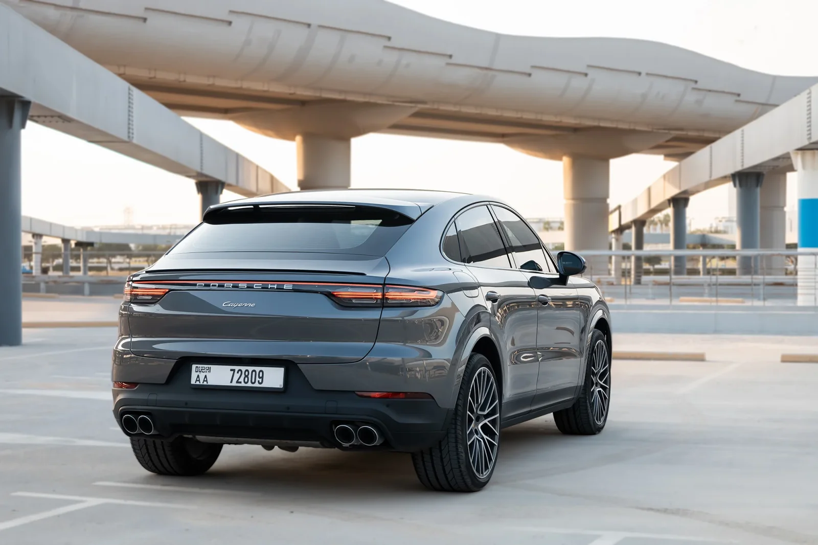 Loyer Porsche Cayenne  Gris 2023 en Dubai - 11 