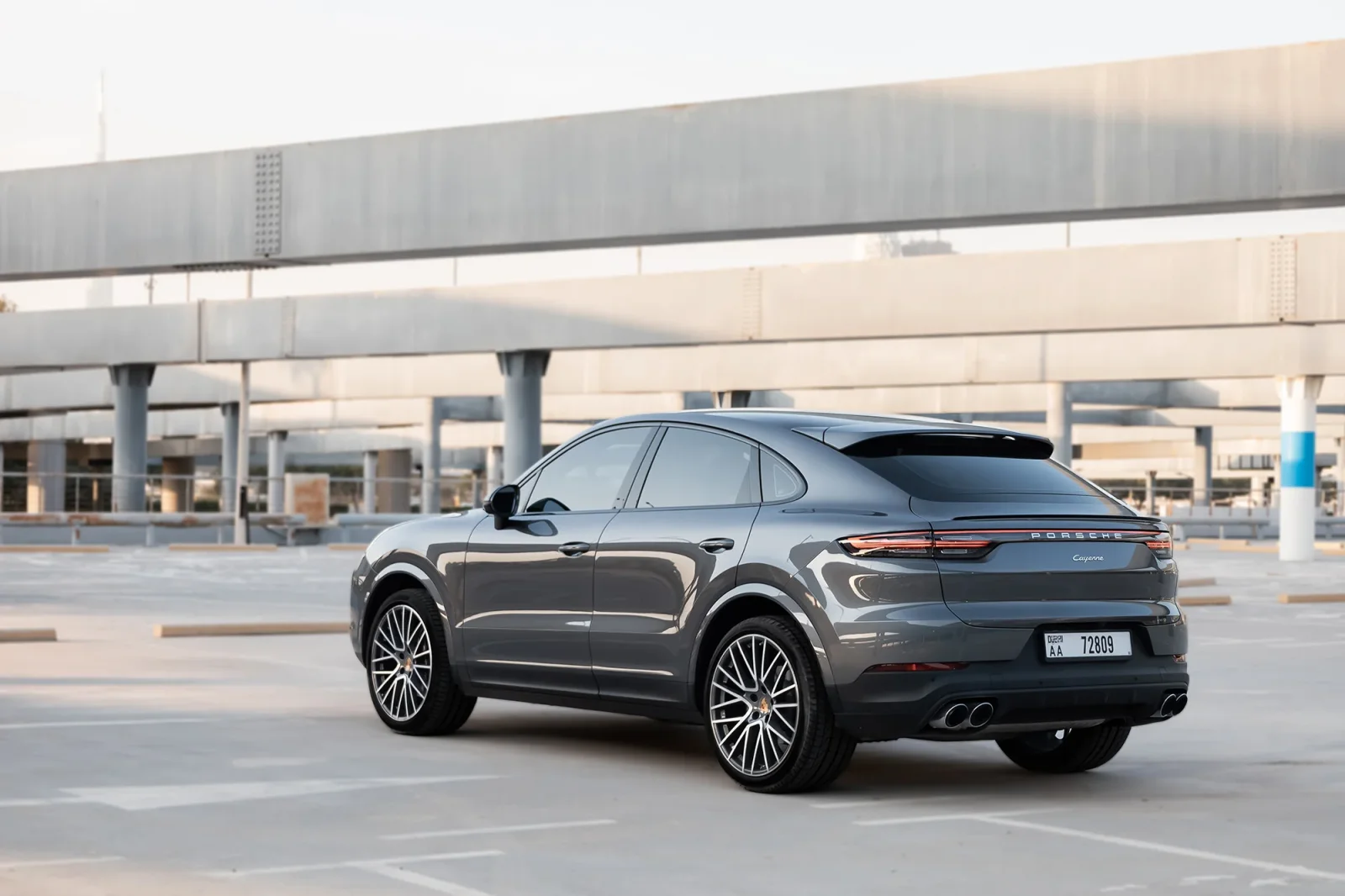 Loyer Porsche Cayenne  Gris 2023 en Dubai - 12 