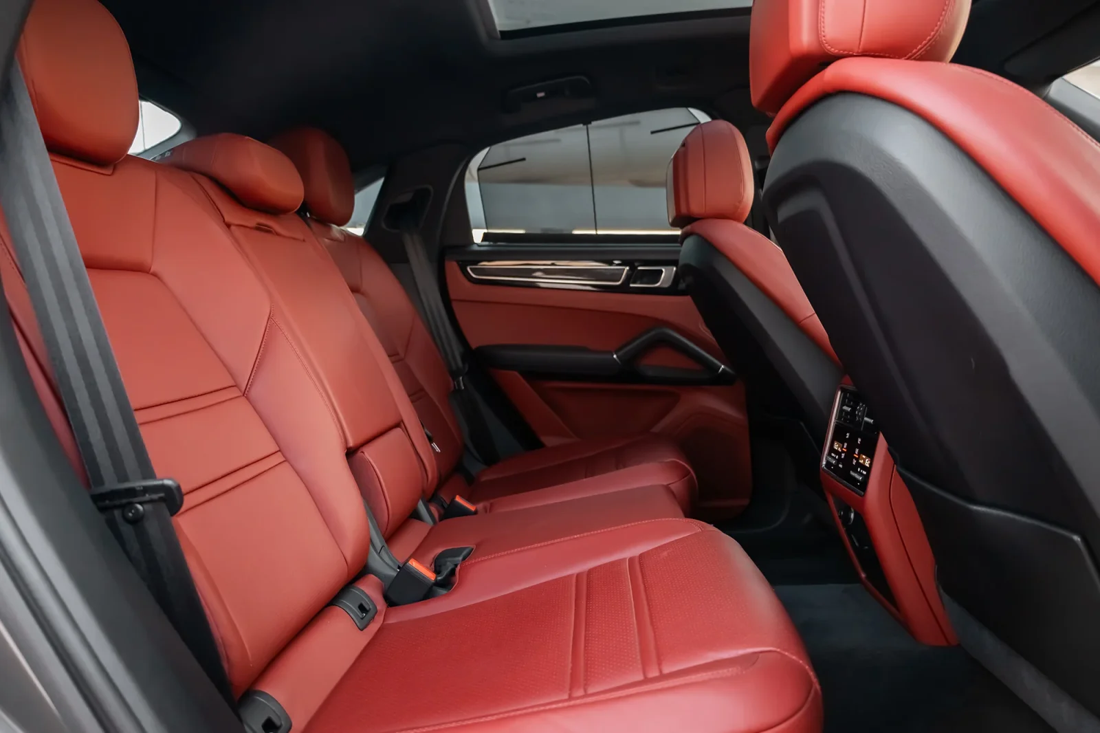 Loyer Porsche Cayenne  Gris 2023 en Dubai - 7 