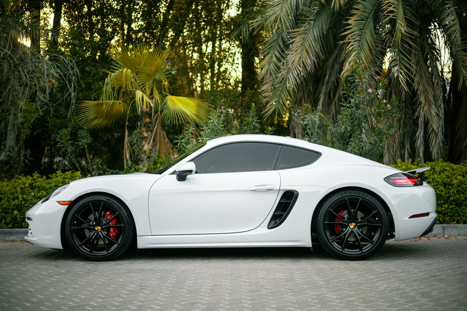 Huren Porsche Cayman S Wit 2022 in Dubai - 14 