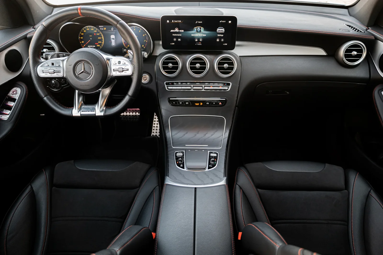 Аренда Mercedes-Benz GLC 43 AMG Серый 2022 в Дубае - 3 