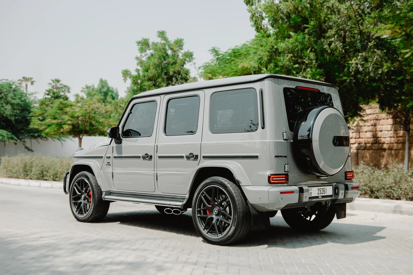 Huren Mercedes-Benz G-Class 63 AMG Grijs 2022 in Dubai - 8 