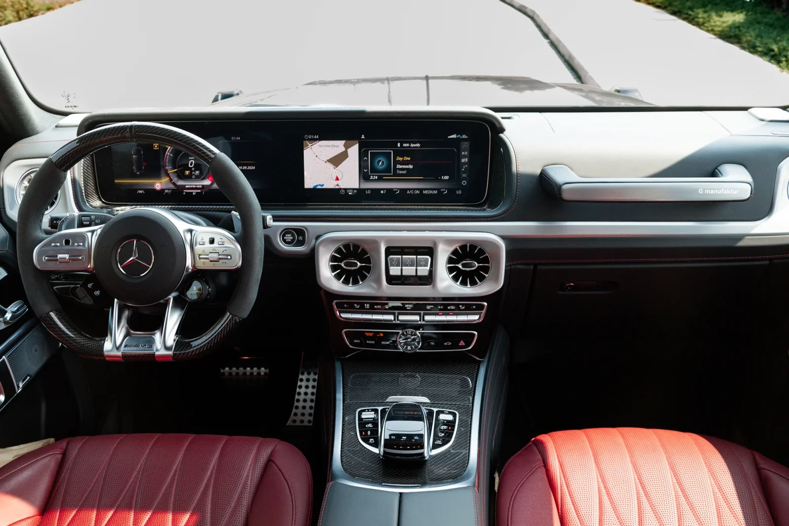 Huren Mercedes-Benz G-Class 63 AMG Grijs 2022 in Dubai - 4 