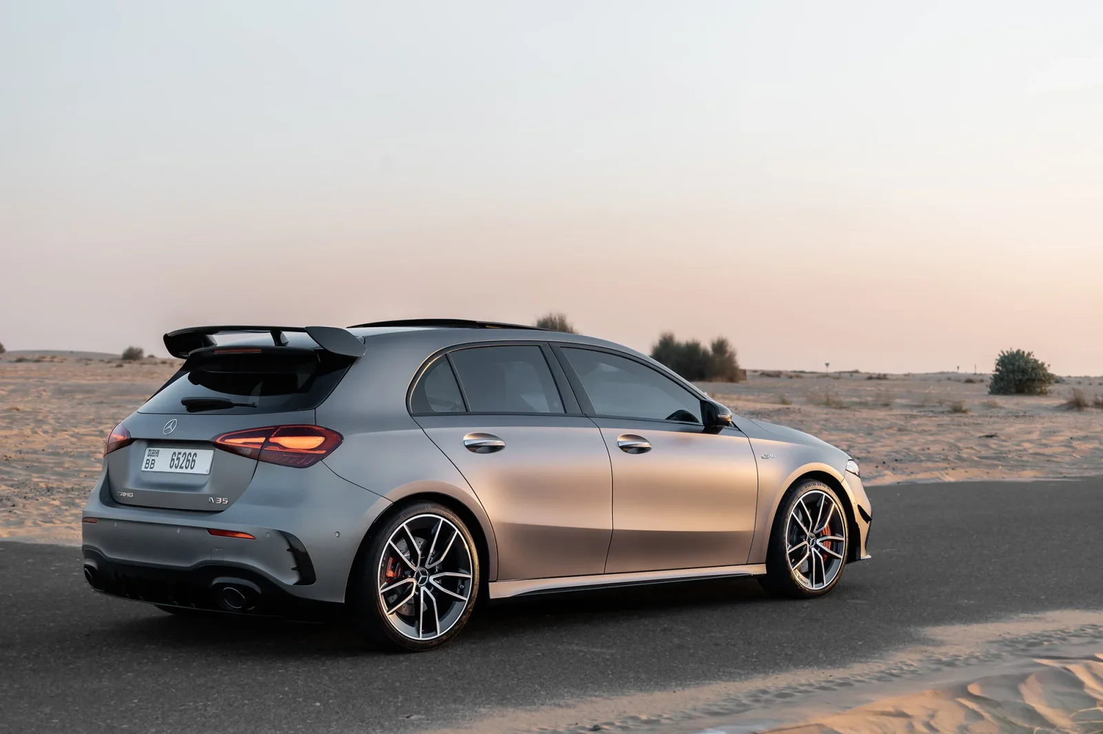 Miete Mercedes-Benz A-Class 35 AMG  Grau 2024 in der Dubai - 8 