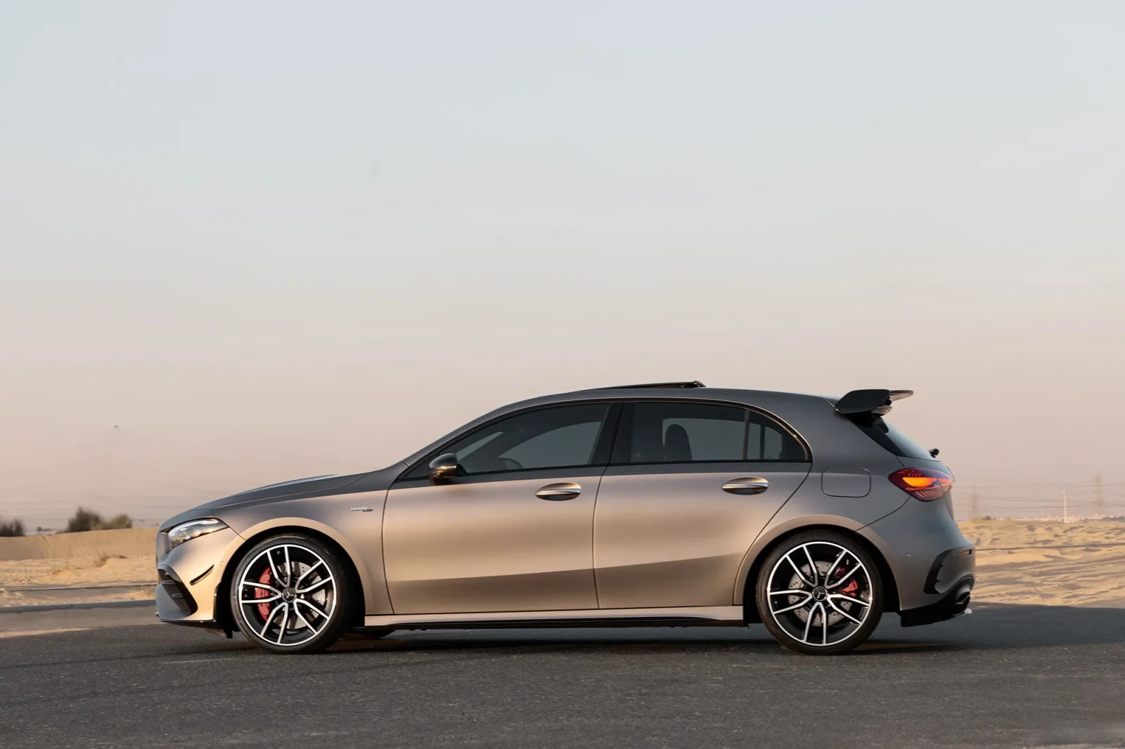 Miete Mercedes-Benz A-Class 35 AMG  Grau 2024 in der Dubai - 7 