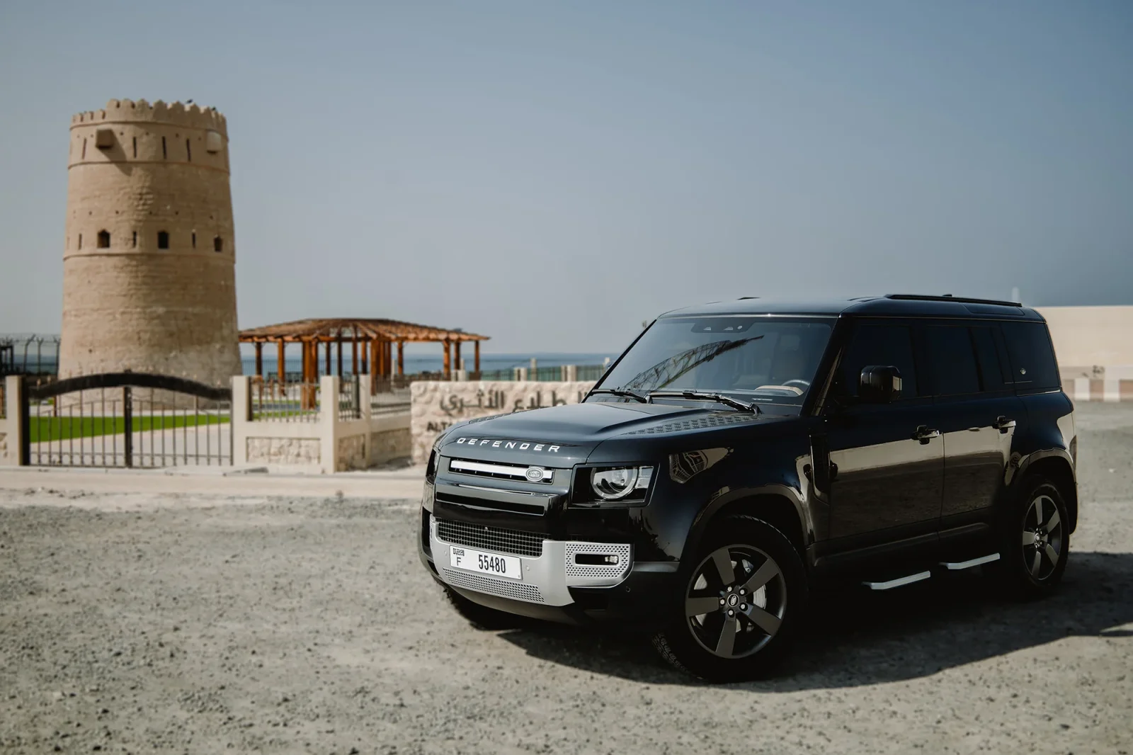 Huren Land Rover Defender  Zwart 2024 in Dubai - 10 