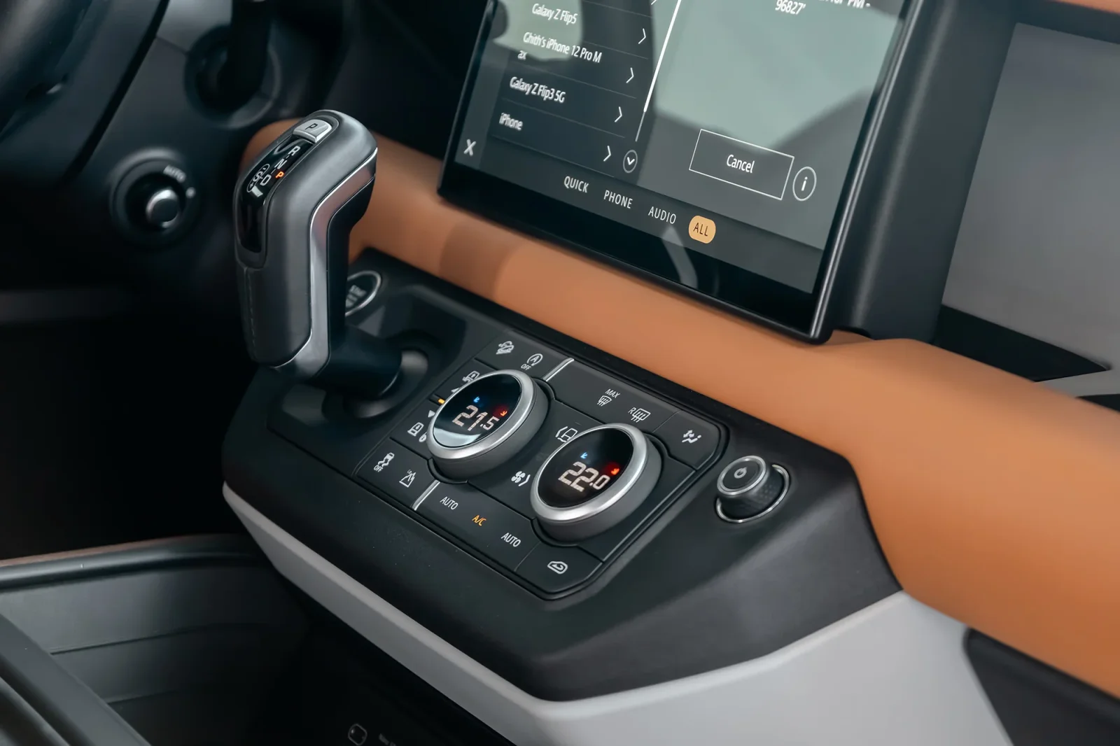 Huren Land Rover Defender  Zwart 2024 in Dubai - 7 