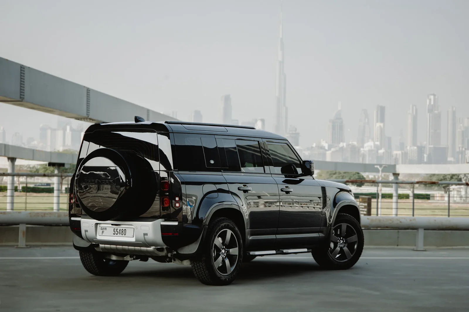 Huren Land Rover Defender  Zwart 2024 in Dubai - 9 