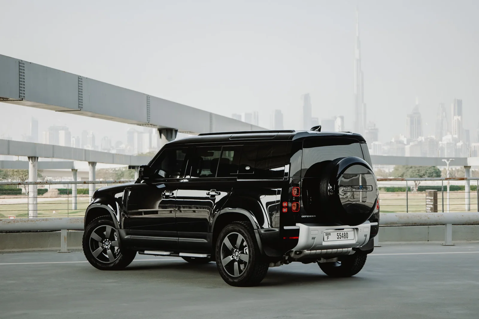Huren Land Rover Defender  Zwart 2024 in Dubai - 13 