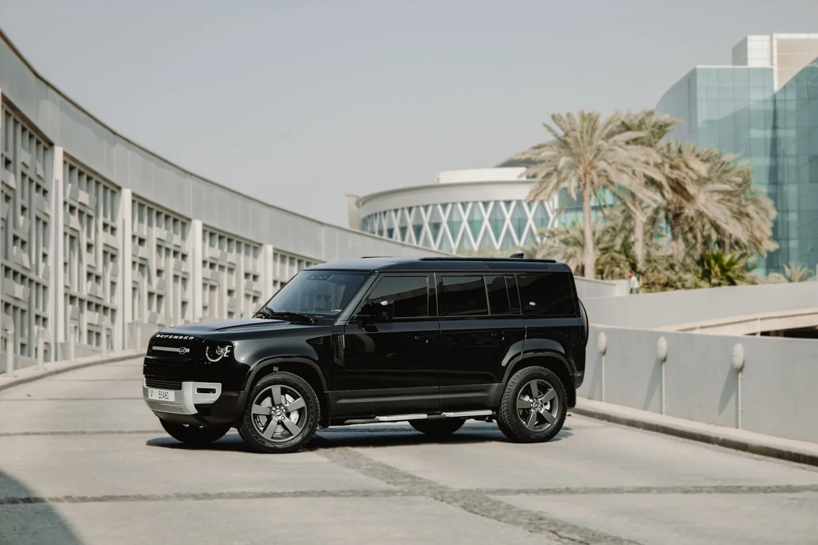 Huren Land Rover Defender  Zwart 2024 in Dubai - 16 