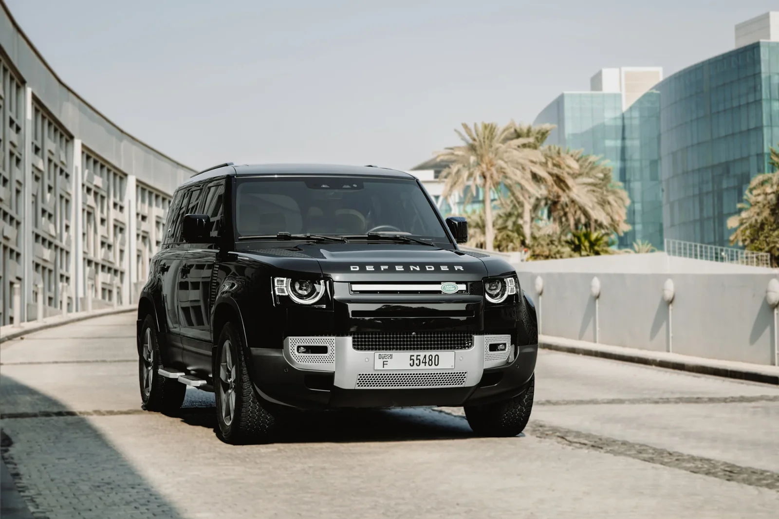 Huren Land Rover Defender  Zwart 2024 in Dubai - 11 