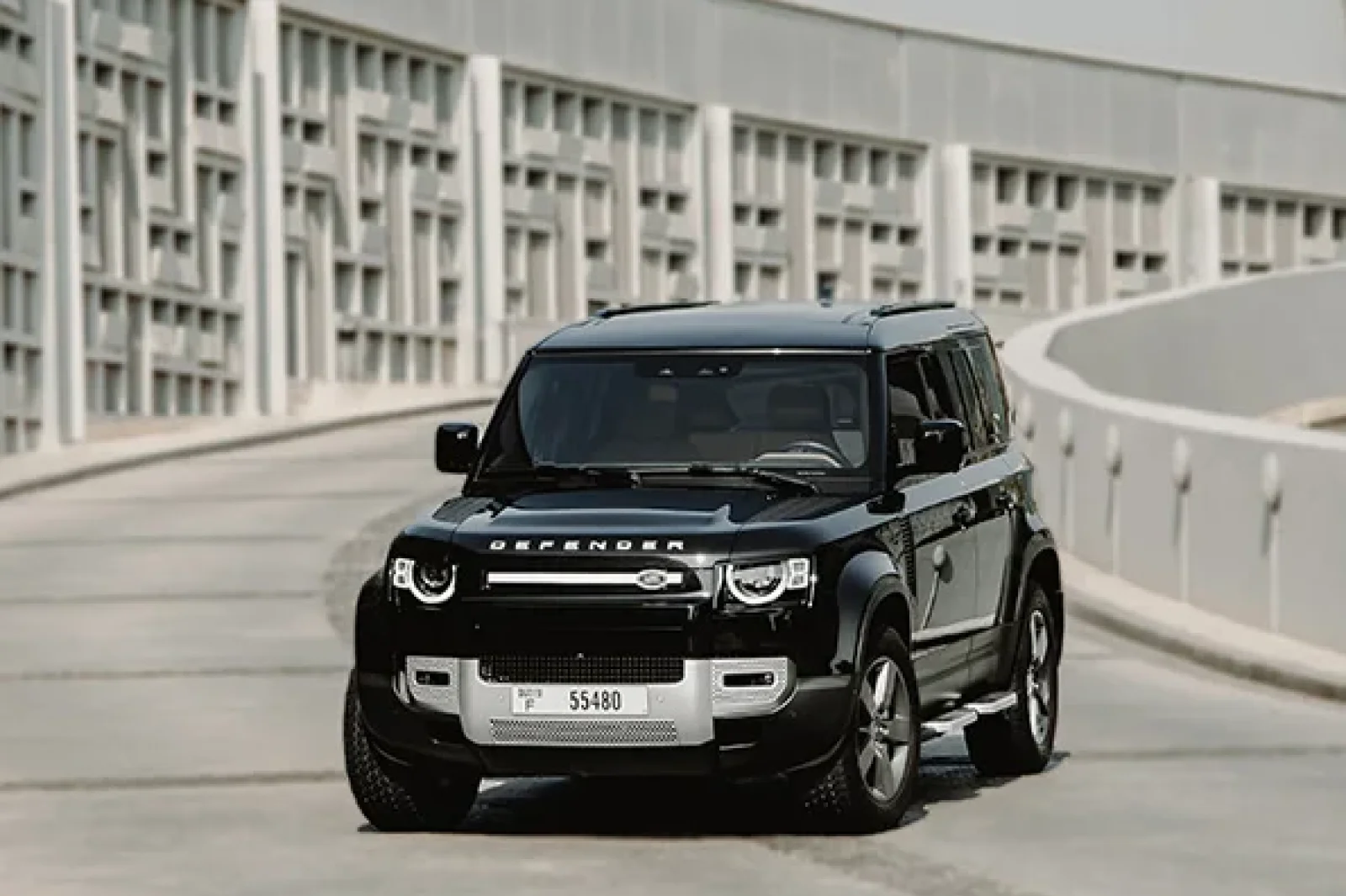 Kiralık Land Rover Defender  Siyah 2024 içinde Dubai