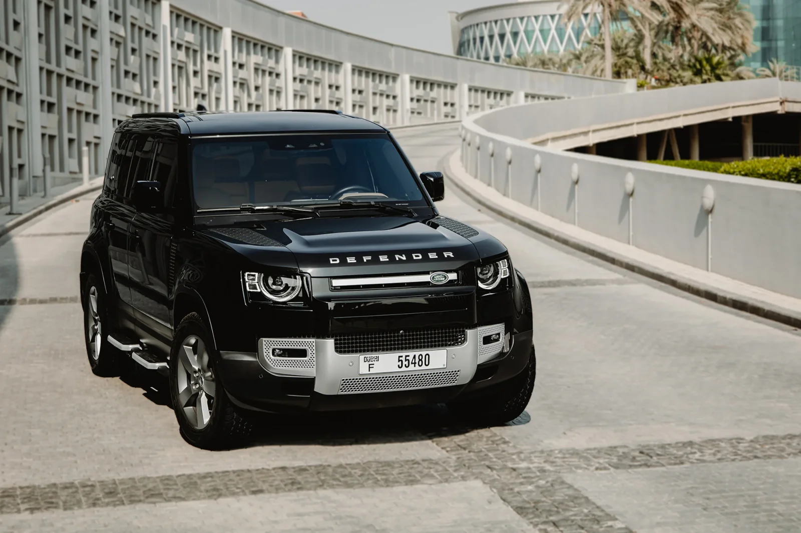 Huren Land Rover Defender  Zwart 2024 in Dubai - 2 