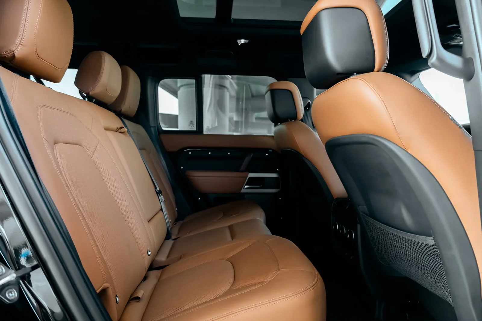 Huren Land Rover Defender  Zwart 2024 in Dubai - 6 