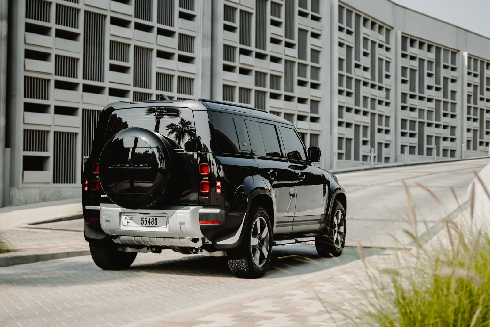 Huren Land Rover Defender  Zwart 2024 in Dubai - 12 
