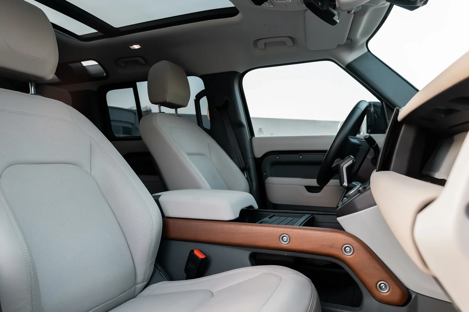 Huren Land Rover Defender  Zwart 2023 in Dubai - 4 