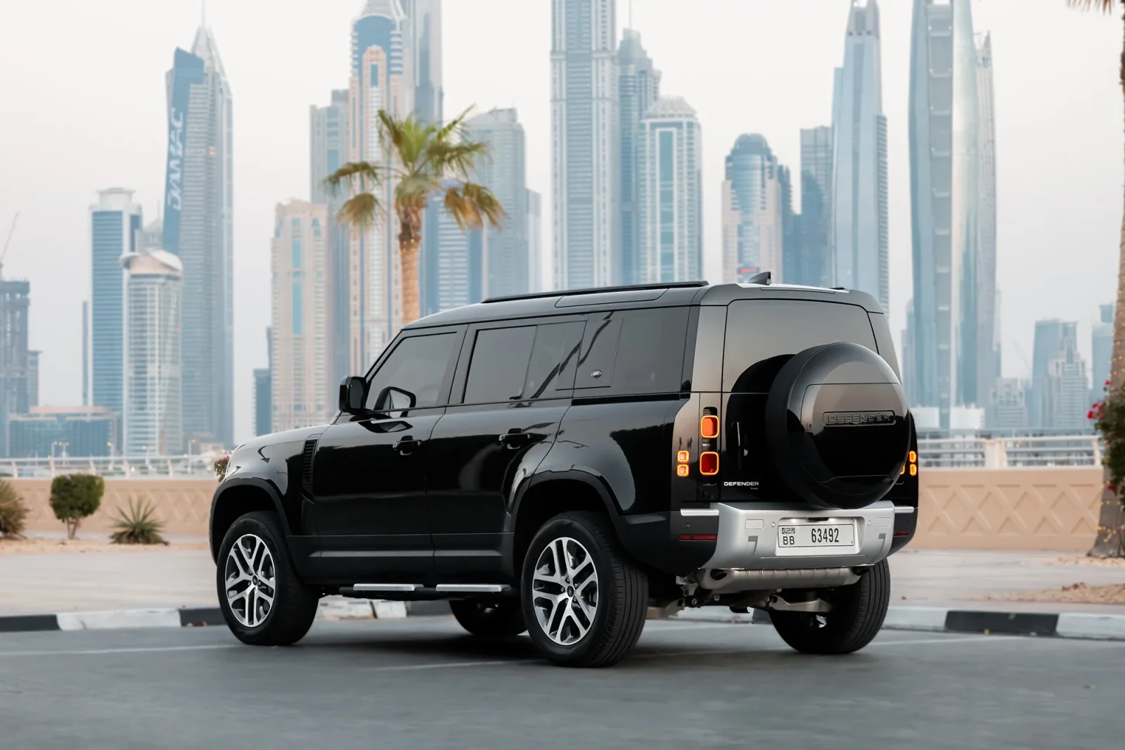 Huren Land Rover Defender  Zwart 2023 in Dubai - 10 