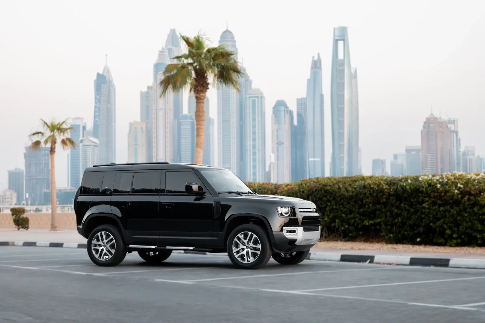 Huren Land Rover Defender  Zwart 2023 in Dubai - 11 