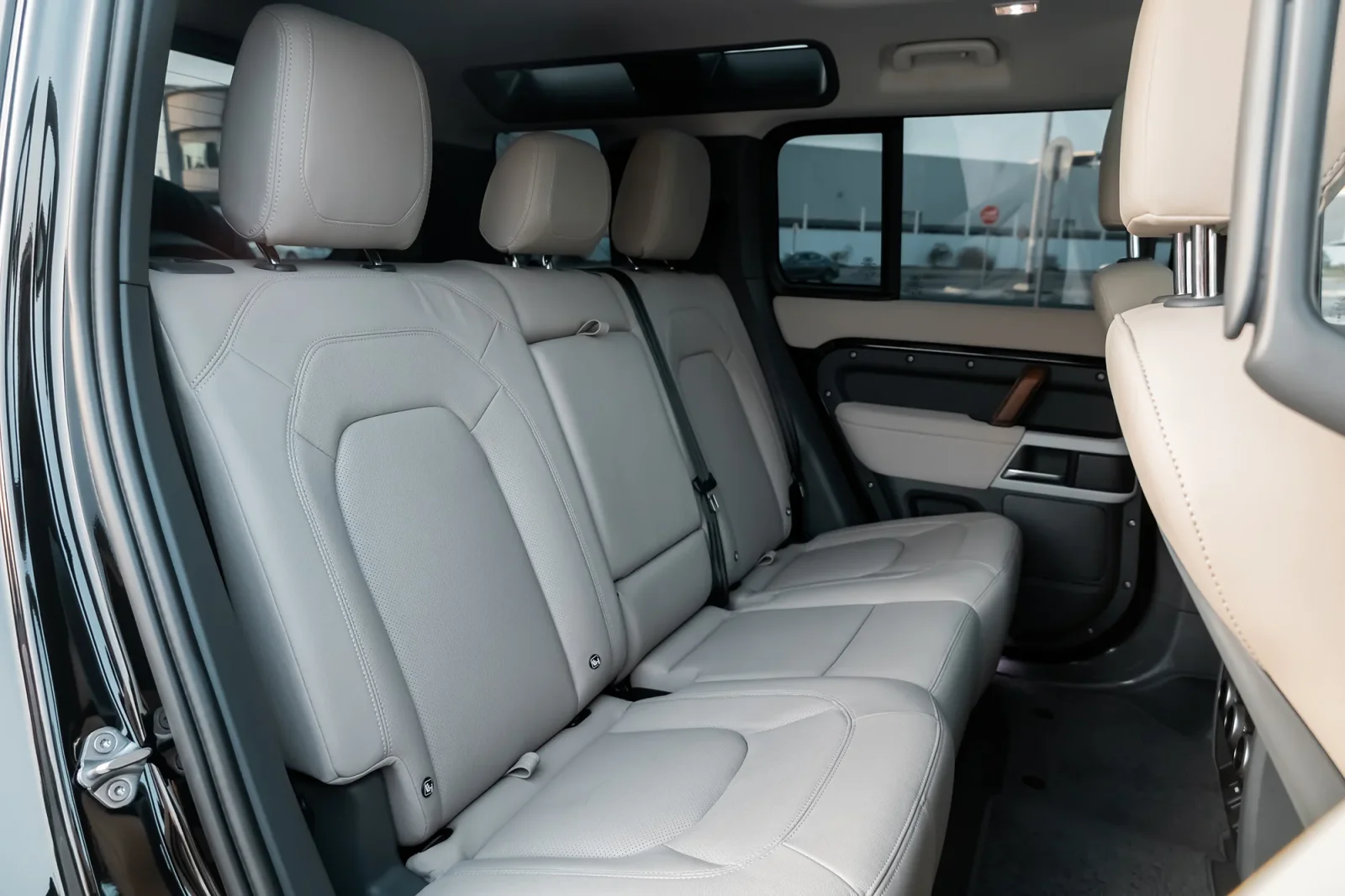 Huren Land Rover Defender  Zwart 2023 in Dubai - 5 