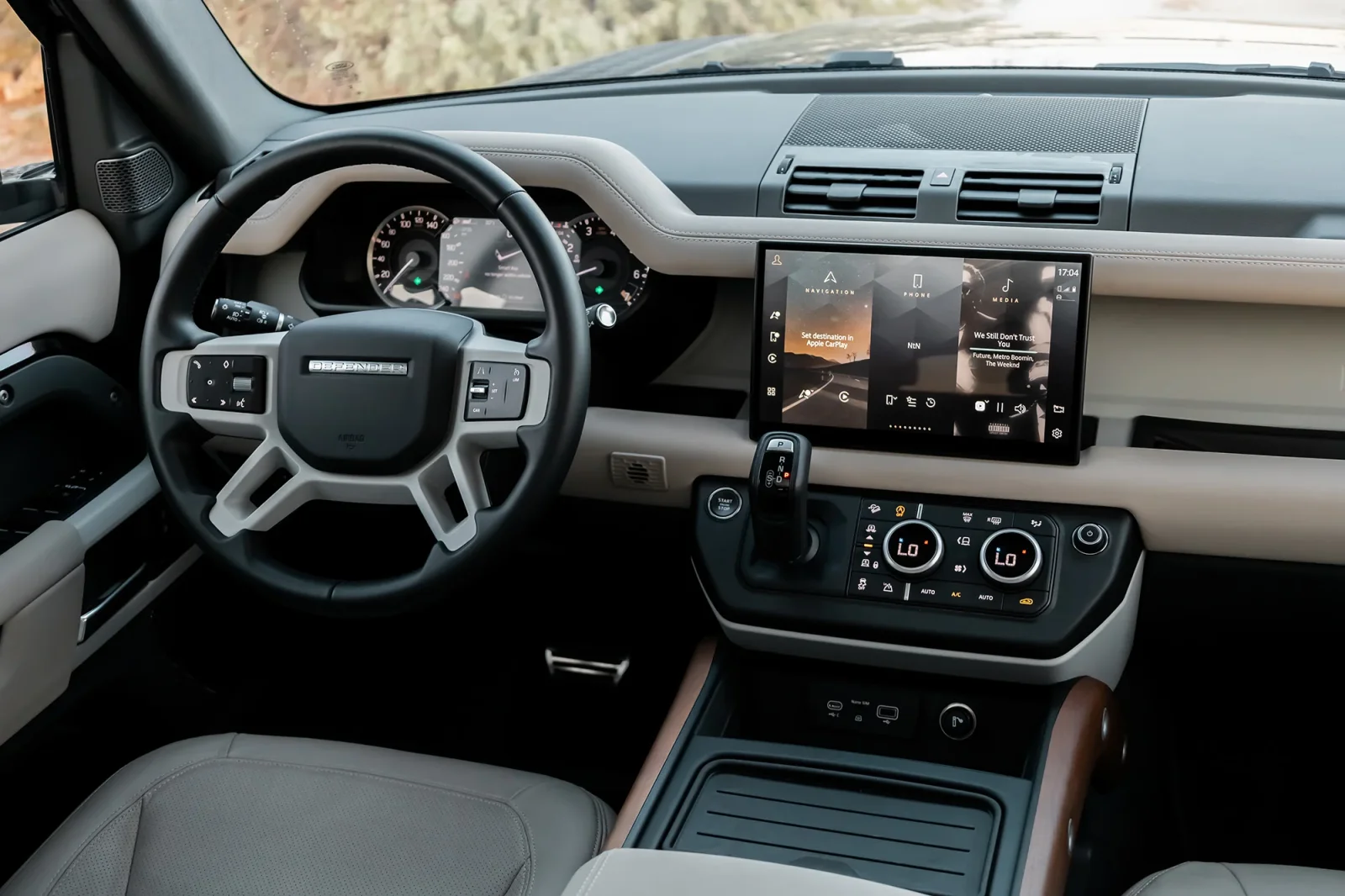 Huren Land Rover Defender  Zwart 2023 in Dubai - 3 