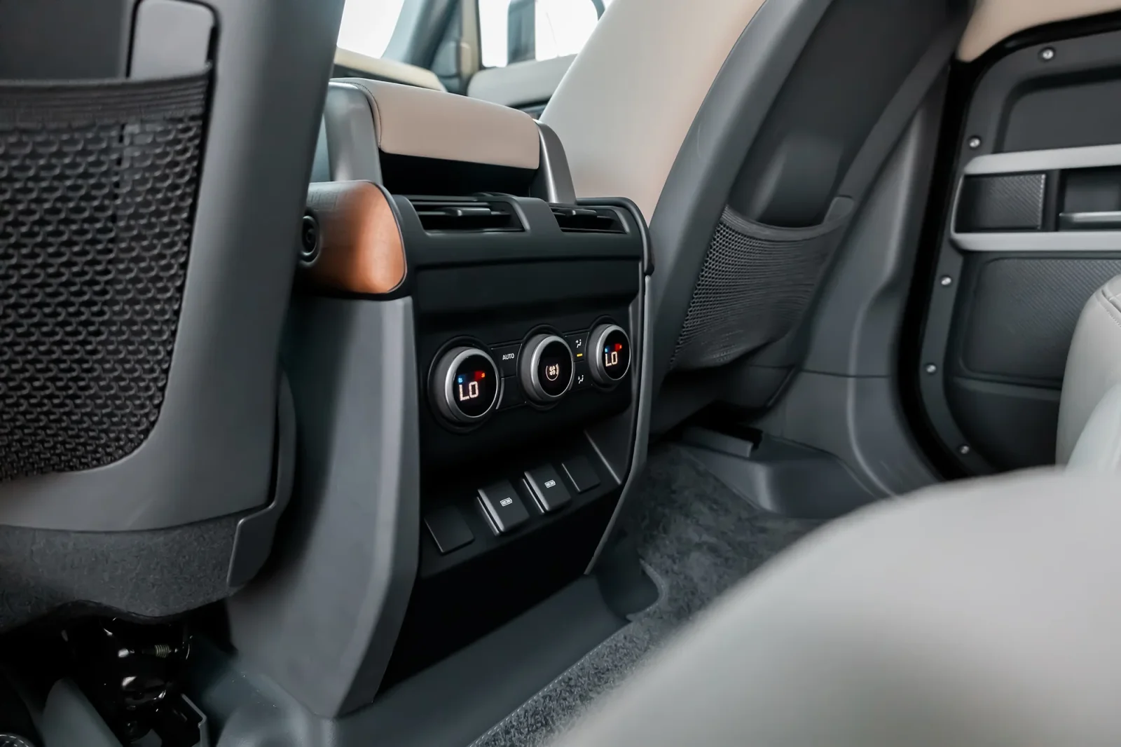 Huren Land Rover Defender  Zwart 2023 in Dubai - 6 