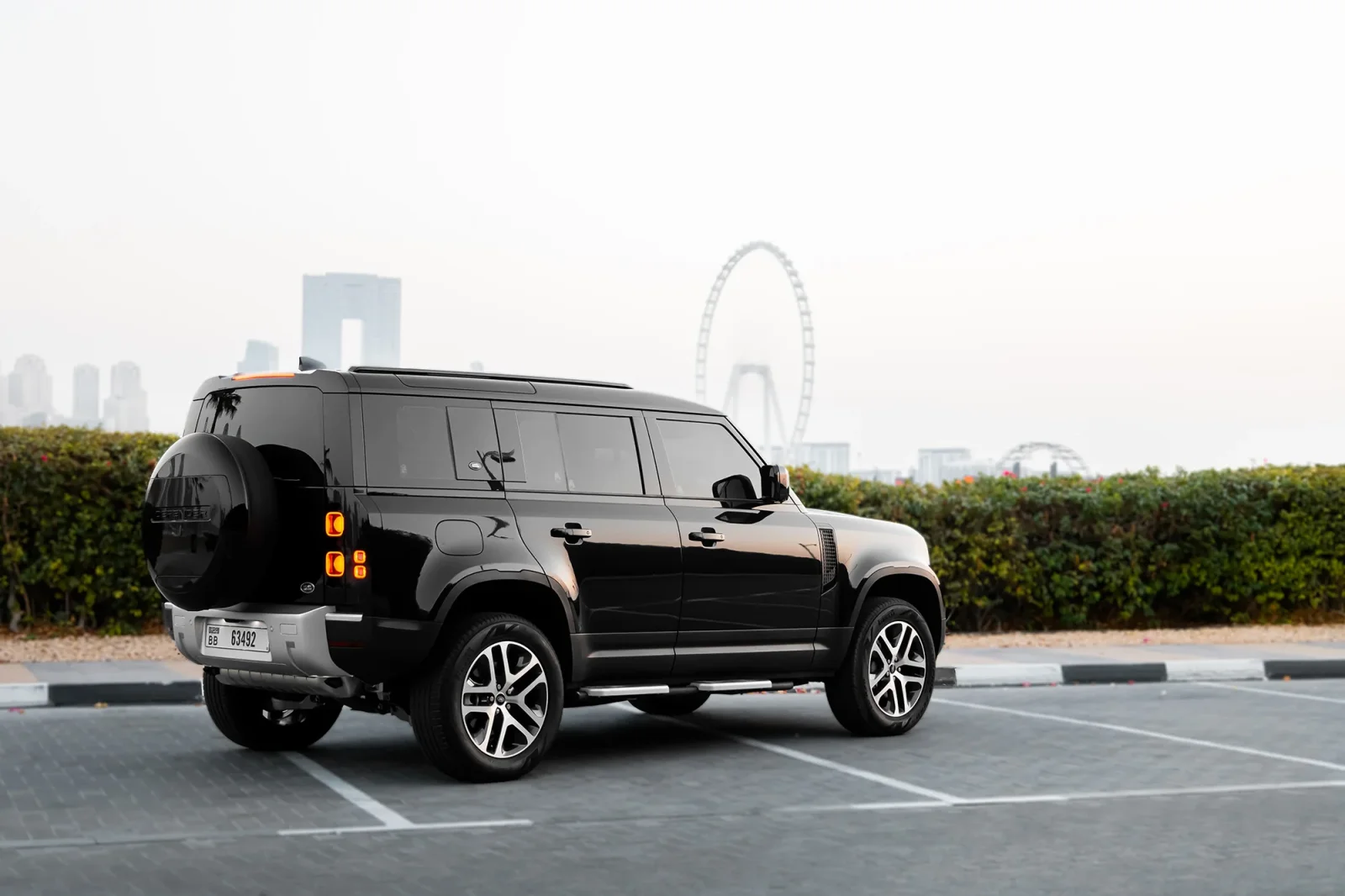 Huren Land Rover Defender  Zwart 2023 in Dubai - 8 
