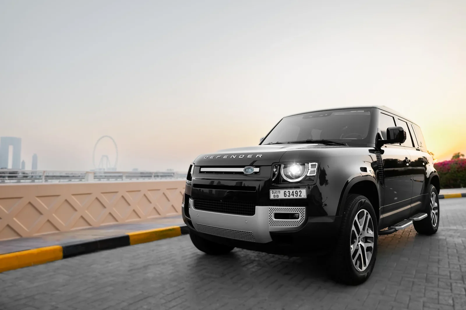 Huren Land Rover Defender  Zwart 2023 in Dubai - 2 
